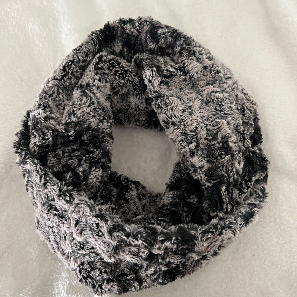 NWOT Faux fur, black and gray infinity scarf